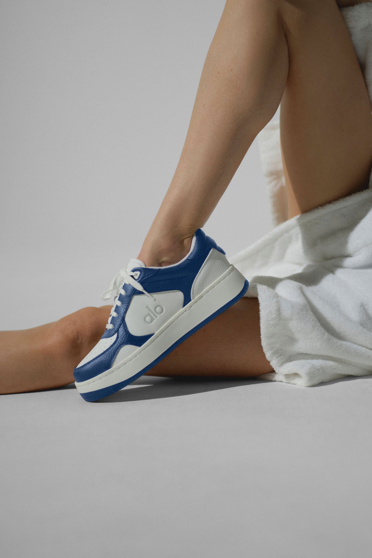 ALO Recovery Mode Sneaker (Unisex) - Navy/White