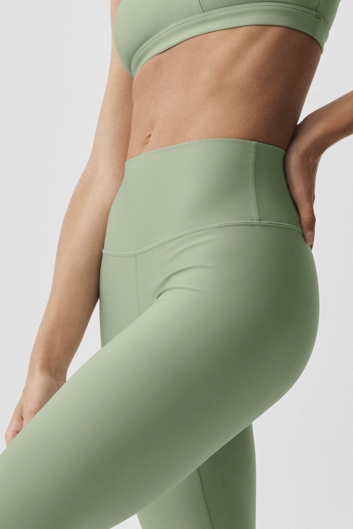 16 High-Waist Airlift Capri - Dune Grass